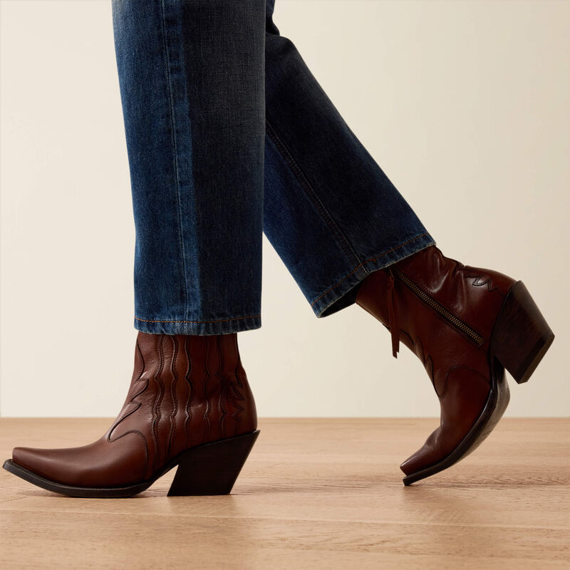 Ariat Women's Ultra High Rise Relaxed Tomboy Straight Leg Jeans