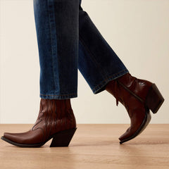 Ariat Women's Ultra High Rise Relaxed Tomboy Straight Leg Jeans